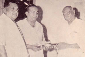 Kannadasan (center) with K. Kamalraj (left) 
