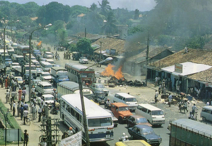 Colombo burning Black July 1983 anti-Tamil pogrom Sri Lanka, Focus weekly, Aug 19 1983, Japan