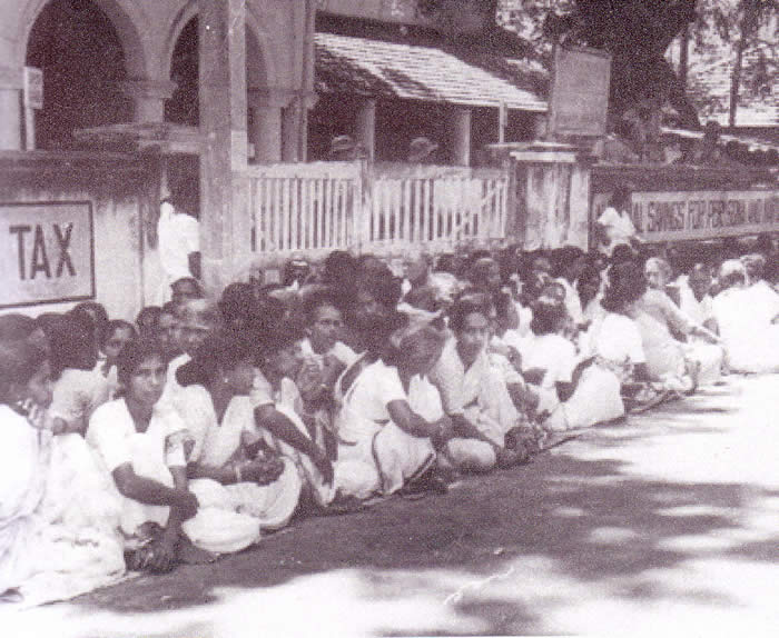 Women satyagrahis outside Jaffna Kachcheri April 1961 Tamil
