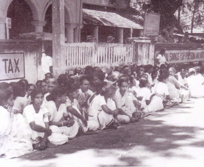 Women satyagrahis outside Jaffna Kachcheri April 1961 Tamil