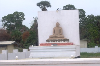 http://www.theweekendleader.com/admin/ckfinder/core/connector/upload/images/aug5-11-lanka%20a%20huge%20buddha%20statue%20at%20killinochchi(1).jpg