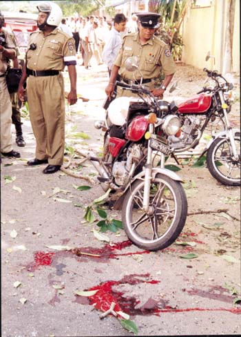 Suicide_Bomb_29_Oct_2001_Narahenpita.jpg (47242 bytes)